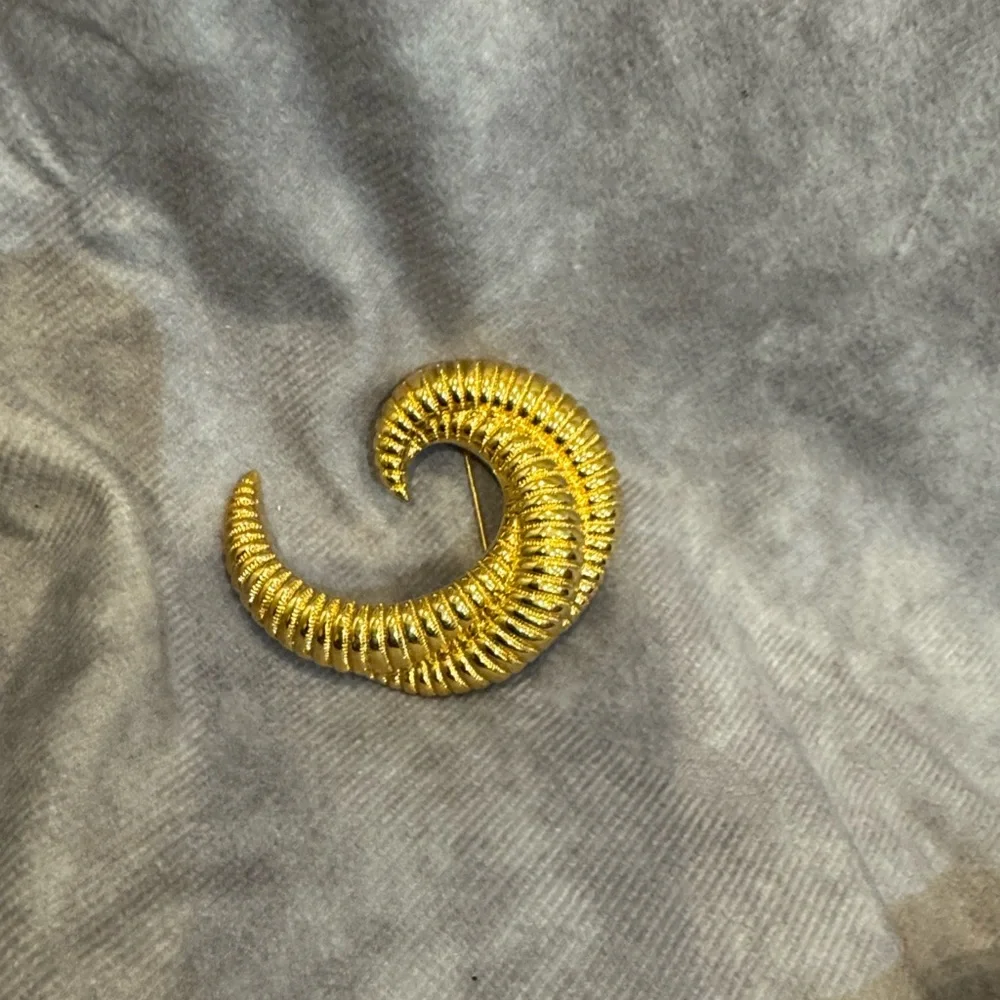 VINTAGE MONET GOLD‎ TONE BROOCH signed